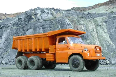 Oranžový sklápěcí vůz Tatra 148 v kamenolomu.