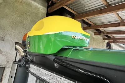 Přijímač John Deere StarFire 6000.