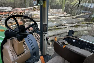 Kabina traktoru John Deere 8430 vybavena aktivní sedačkou a loketní opěrkou.