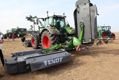 Dva nové modely žacích strojů Fendt Slicer 860 RC/KC s kondicionérem.