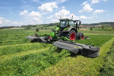 Dva nové modely žacích strojů Fendt Slicer 860 RC/KC s kondicionérem.