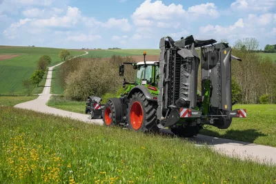 Dva nové modely žacích strojů Fendt Slicer 860 RC/KC s kondicionérem.