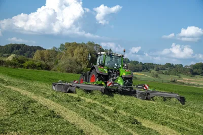 Dva nové modely žacích strojů Fendt Slicer 860 RC/KC s kondicionérem.