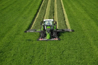 Dva nové modely žacích strojů Fendt Slicer 860 RC/KC s kondicionérem.