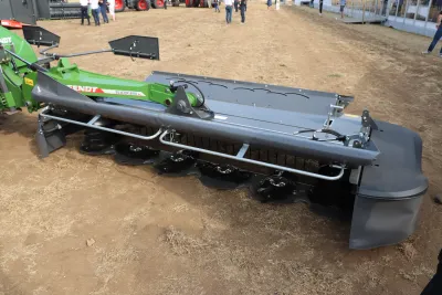 Dva nové modely žacích strojů Fendt Slicer 860 RC/KC s kondicionérem.