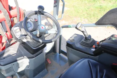 Ovládání ramene i pojezdu se provádí přes joystick. Jsou zde umístěna tlačítka pro volbu dvou rychlostí (želva a zajíc), možné je i otevírání a zavírání kleští.