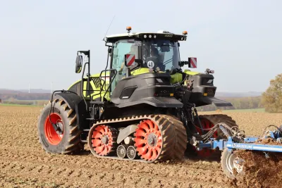Vyzkoušeli jsme si kolové a polopásové traktory CLAAS na jednom poli.