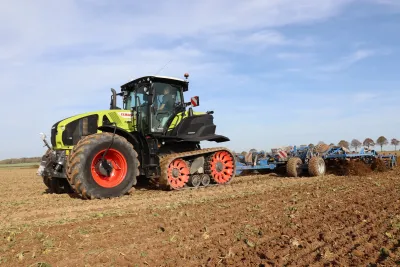 Ve spojení s dalším kypřičem jsme si vyzkoušeli polopásový traktor CLAAS AXION 960 TERRA TRAC.