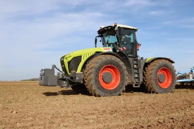 Vyzkoušeli jsme si kolové a polopásové traktory CLAAS na jednom poli.