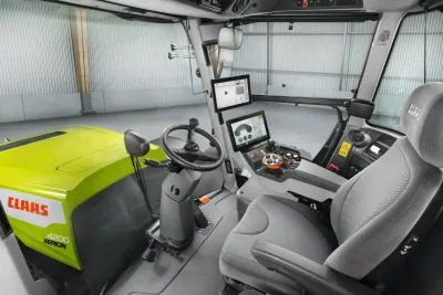 Prostřednictvím dotykového terminálu CLAAS CEBIS lze upřednostnit až tři hydraulické okruhy pro pohon důležitých komponentů u připojeného stroje.