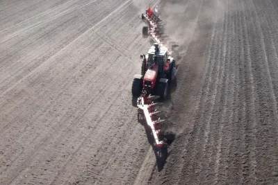 Tmavá písčitohlinitá půda na zeleninové farmě o rozloze 800 ha poblíž obce Sanguinet v Bordeau v jihozápadní Francii.