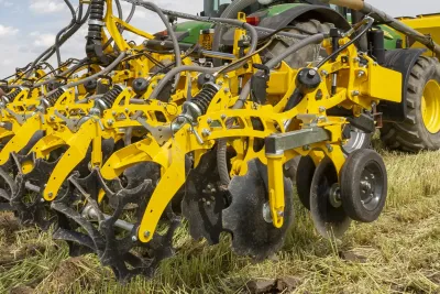 Stroj BEDNAR STRIP MASTER EN při práci metodou Strip-till.