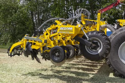 Stroj BEDNAR STRIP MASTER EN při práci metodou Strip-till.