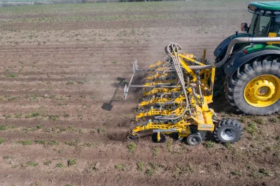 Stroj BEDNAR STRIP MASTER EN při práci metodou Strip-till.
