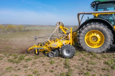 Stroj BEDNAR STRIP MASTER EN při práci metodou Strip-till.