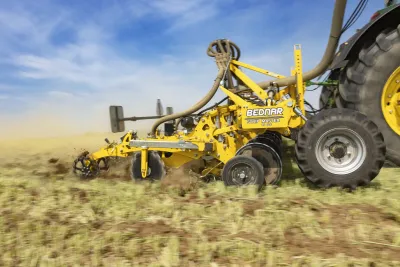 Stroj BEDNAR STRIP MASTER EN při práci metodou Strip-till.