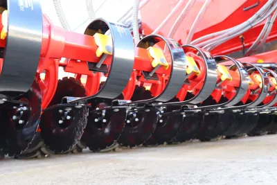 Přípravu seťového lůžka zajišťuje přední hydraulicky ovládaný smyk. Za ním vidíme sekci s disky.