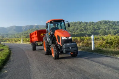 Traktory Kubota M5002 Narrow poskytují výkon potřebný pro všechny polní a dopravní práce.
