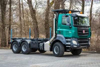 Zelený zemědělský nákladní vůz Tatra Phoenix na nádvoří.