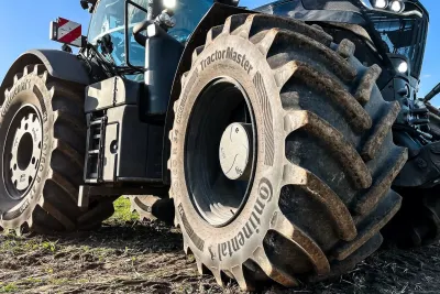 Detail velkých pneumatik Continental na traktoru.