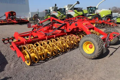 AGRALL v Banticích otevřel brány. Nechyběly novinky a pilot F1 za volantem traktoru.