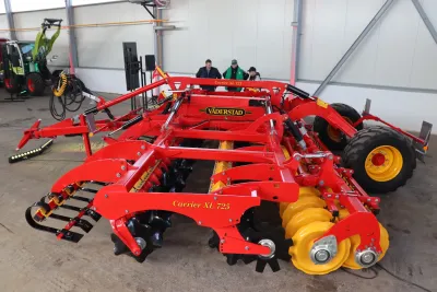 AGRALL v Banticích otevřel brány. Nechyběly novinky a pilot F1 za volantem traktoru.