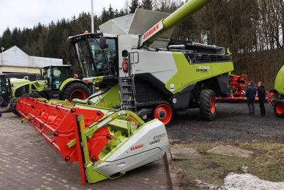 V areálu společnosti byly vystaveni zástupci vytřásadlových i hybridních mlátiček, včetně třetího největšího modelu Claas Lexion 8700.