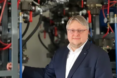 Portrét Lukáše Andrýska v tmavém saku.