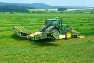 Žací trojkombinace Krone EasyCut s pracovním záběrem deset metrů je vybavena shazovacími pásy, a tak tvoří z celého záběru dva řádky.