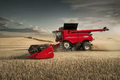 Červená sklízecí mlátička Case IH Axial-Flow při sklizni obilí