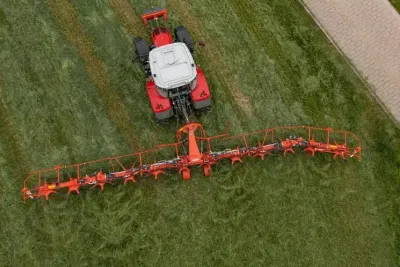 Kuhn GF 13003 – První nesený obraceč se záběrem 13 metrů.
