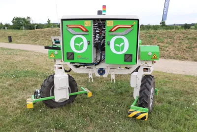 Autonomní roboti NAIO a příslušenství k nim.