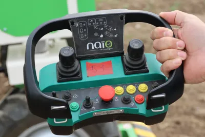 Dálkový ovladač pro manuální řízení robota.