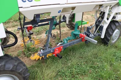 K robotu NAIO TED lze připojit přes závěs s nosností 150 kg běžně dostupné nářadí, které používá každý vinař.
