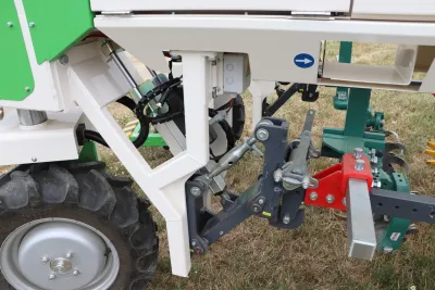 Ovládání nářadí je elektrické. Robot nemá žádné provozní náplně.