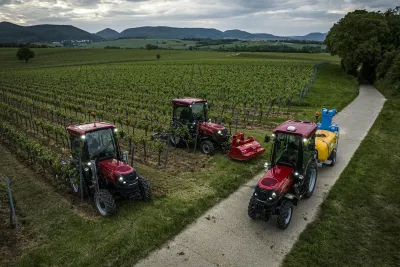 Tři červené traktory Case IH Quantum ve vinici