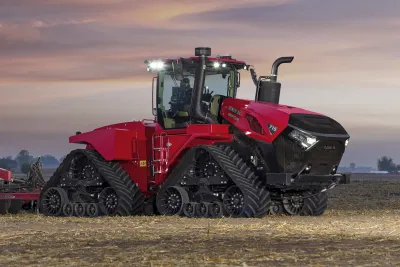 Červený pásový traktor Case IH Quadtrac 715 na strništi