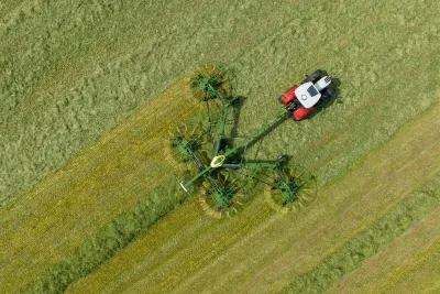 Vzhledem k tomu, že je možné ovládat obě V-ramena čtyřrotorového shrnovače Krone Swadro TC 1570 nezávisle na sobě, lze také velice snadno shrnout píci v rozích a kolem překážek.