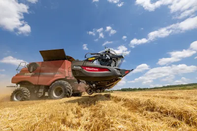 Obsluha tak může během jízdy hydraulicky vysouvat kolečka ContourMax a tím libovolně nastavovat výšku sečení až do výšky 0,5 metru nad zemí (v režimu Flexi).