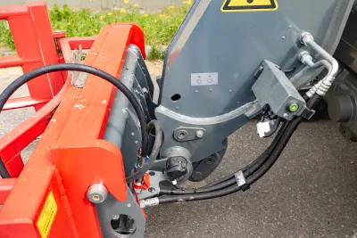 Snadné je připojení i odpojení třetího hydraulického okruhu pomocí tlačítka. Tlačítko se nachází i přímo na teleskopickém rameni.