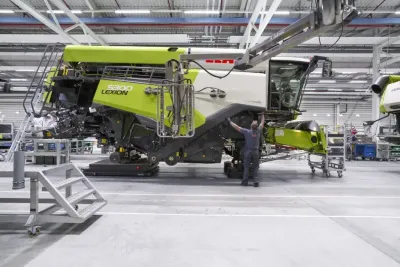 Sklízecí mlátička CLAAS LEXION ve výrobní hale