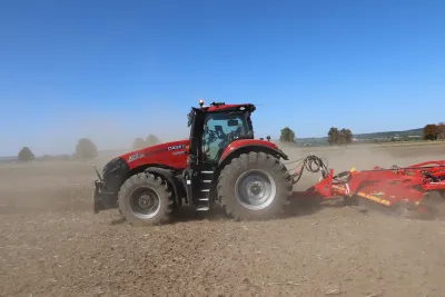 Červený autonomní traktor Case IH Magnum při práci na poli