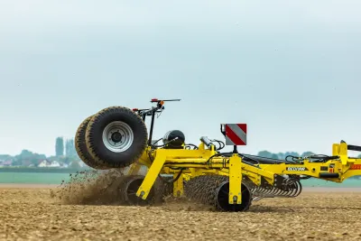 Systém hydraulického přítlaku zaručuje rovnoměrné rozložení hmotnosti mezi jednotlivé sekce.
