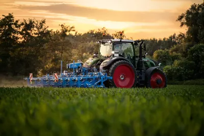 Traktor Fendt s modrým kultivátorem Lemken na poli