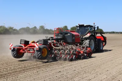 Traktor se secím strojem Väderstad Proceed na poli