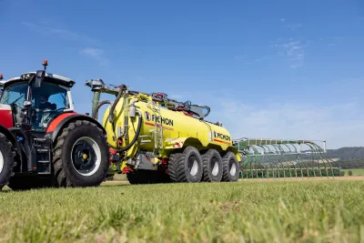 V roce 2016 na farmě pořídili cisternu Pichon o objemu 23 000 litrů na aplikaci vepřové kejdy a přívoz DAMU k postřikovači.