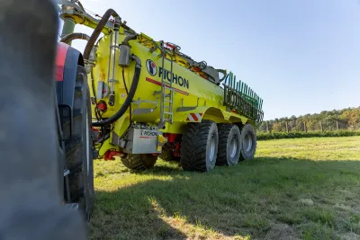 Třínápravový podvozek má přední nápravu zvedací, první a třetí náprava cisterny Pichon je nuceně řiditelná.