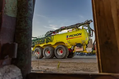 Cisterna Pichon je vybavena sacím ramenem o průměru 200 mm, kterým lze cisternu plnit i vyprazdňovat. Kejdu tak je možné převážet i z jedné jímky do druhé.