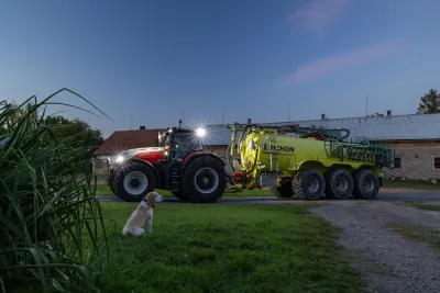 Cisterna Pichon je agregována s traktorem Steyr Terrus 6300 CVT o výkonu 300 koní.