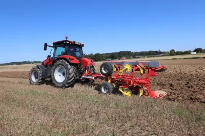 Nový nesený oboustranný pluh střední třídy Pöttinger SERVO 3000.